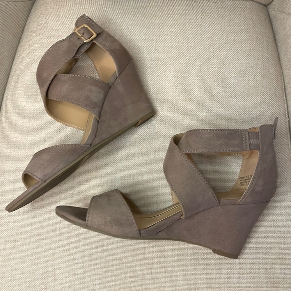 ⚡️PRICE DROP⚡️Taupe wedges